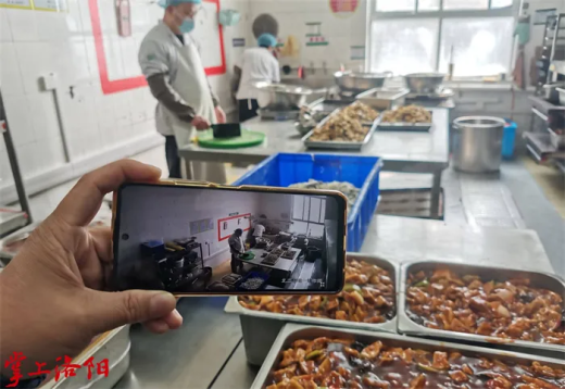 掃碼可看學(xué)校食堂后廚直播！